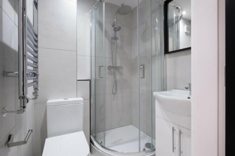 A modern and clean bathroom featuring a spaciou...