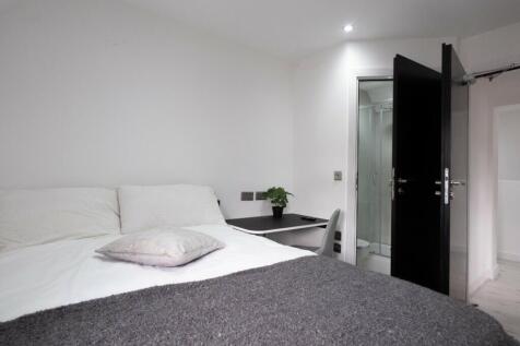 A cozy double bedroom featuring a comfortable b...