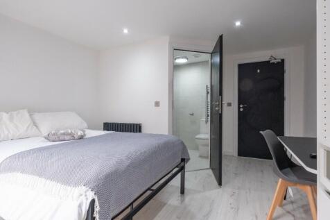 This inviting double bedroom features a spaciou...
