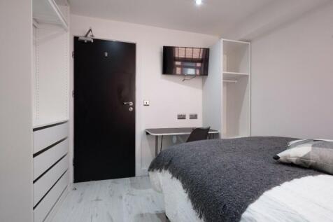 Cozy double bedroom featuring modern furnishing...