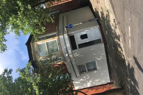 Charming front view of a well-maintained proper...