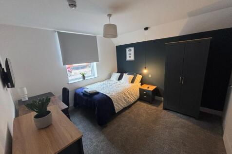 This beautifully designed double bedroom featur...