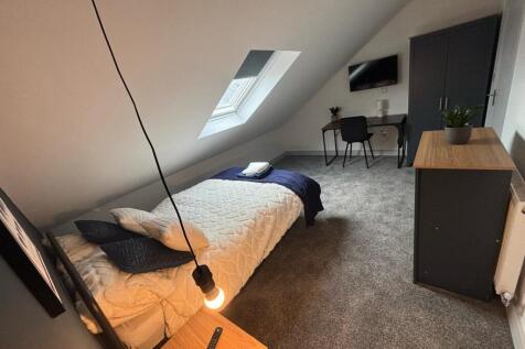 A cozy double bedroom featuring a comfortable b...