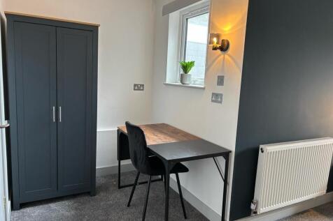 This cozy double bedroom features a well-organi...