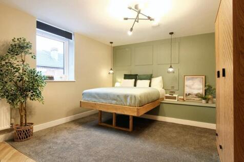 This beautifully designed double bedroom featur...