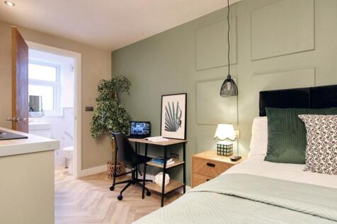 This beautifully designed double bedroom featur...