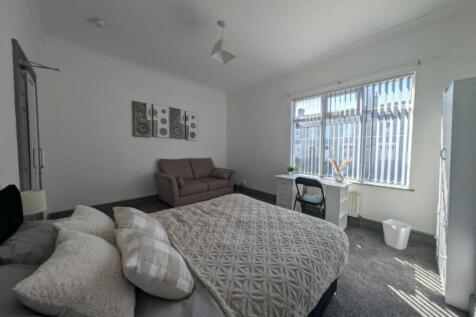 This beautifully designed double bedroom featur...