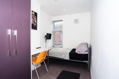 This inviting double bedroom features ample nat...