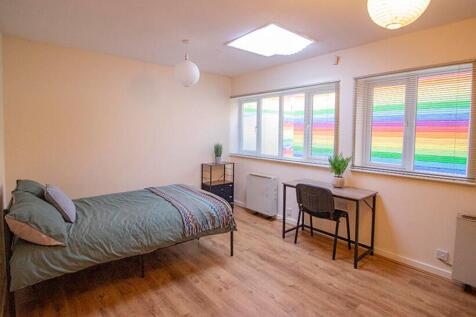 Bright and inviting double bedroom featuring la...