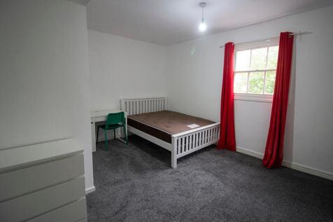 A cozy double bedroom featuring a comfortable b...