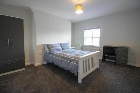 This inviting double bedroom features a spaciou...