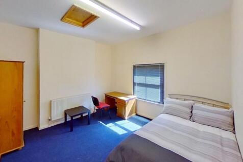 This inviting double bedroom features ample nat...