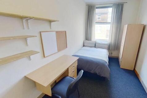 A beautifully arranged double bedroom featuring...