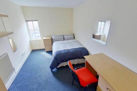 A cozy double bedroom featuring a comfortable b...