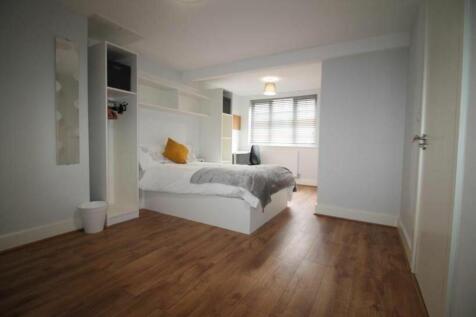 This inviting double bedroom features a spaciou...