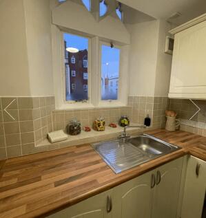 A bright and tidy kitchen with modern finishes ...