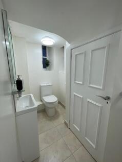 This well-maintained bathroom features modern f...