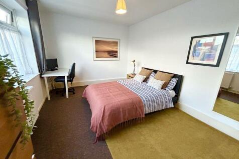 A cozy double bedroom featuring a comfortable b...
