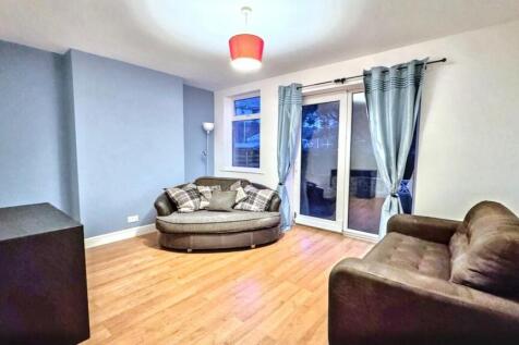 A spacious and inviting large modern living roo...