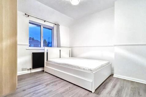A bright and inviting double bedroom with a min...