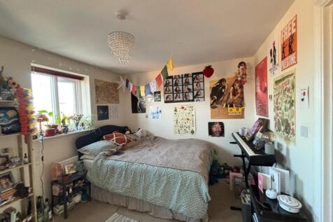 A cozy double bedroom featuring a comfortable b...