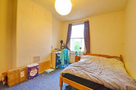 This inviting double bedroom features ample nat...