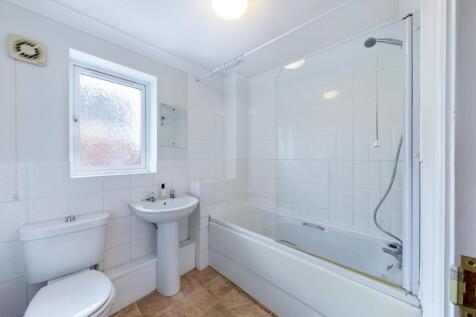 Bright and clean bathroom suite featuring a ful...