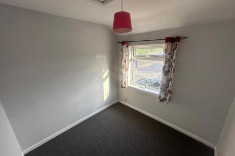 A bright and tidy single bedroom with neutral w...