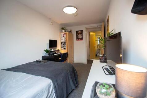 A cozy double bedroom featuring a comfortable b...
