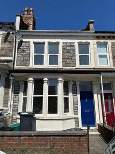 Charming front view of a well-maintained terrac...