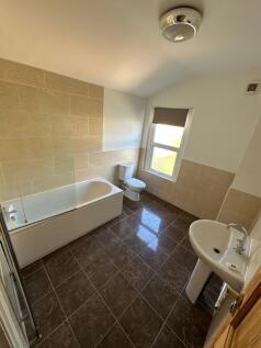 Spacious and modern bathroom suite featuring a ...