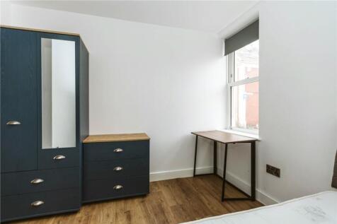 Bright and inviting double bedroom featuring st...