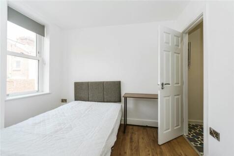 Bright and inviting double bedroom featuring am...