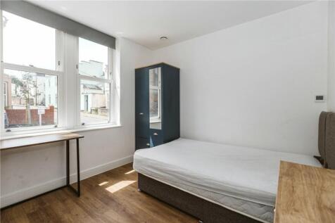 Bright and inviting double bedroom featuring la...
