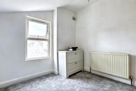 This inviting double bedroom features ample nat...