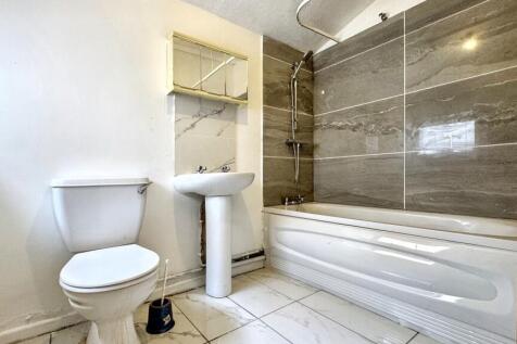 This well-maintained bathroom features modern f...