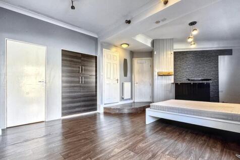 This inviting double bedroom features ample nat...