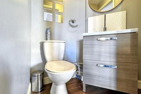 This well-maintained single toilet features mod...