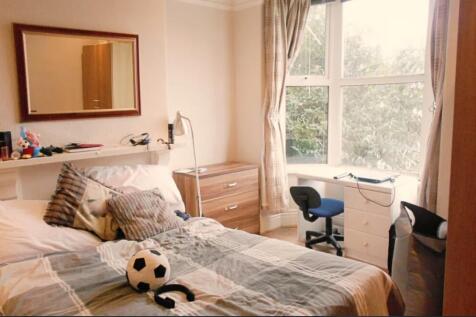 A cozy double bedroom featuring a comfortable b...