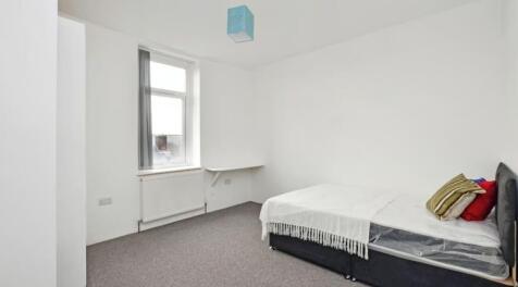A cozy double bedroom featuring a comfortable b...