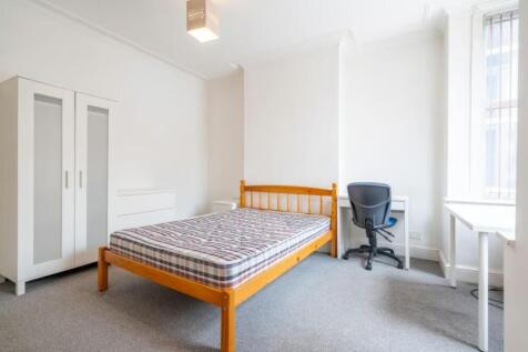 This cozy double bedroom features a spacious la...