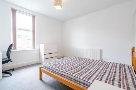 Bright and inviting double bedroom featuring am...