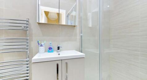 This modern bathroom suite features a sleek des...