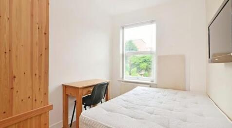 This bright and inviting double bedroom feature...