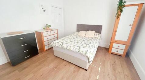 A cozy double bedroom featuring a comfortable b...