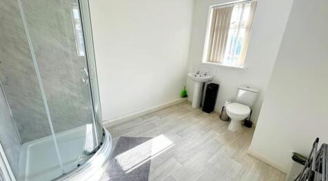 Spacious and modern bathroom suite featuring a ...
