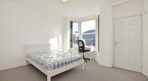 This delightful double bedroom features a brigh...