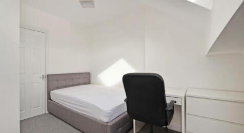 A cozy double bedroom featuring a comfortable b...