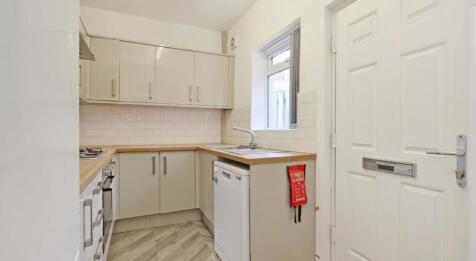 This well-designed kitchen features modern cabi...