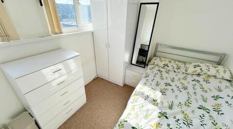 This beautifully decorated double bedroom featu...